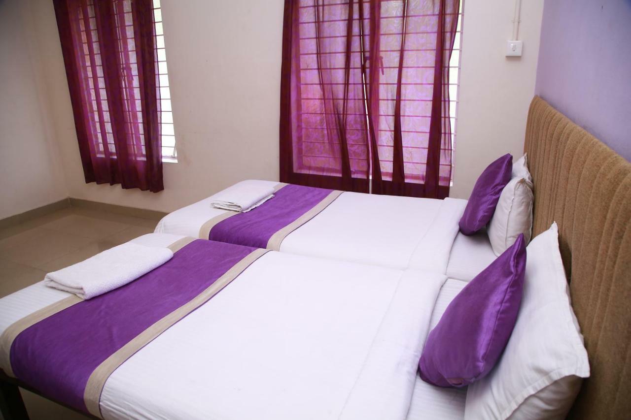 V Bee Plaza Hotel Thiruvananthapuram Exterior photo
