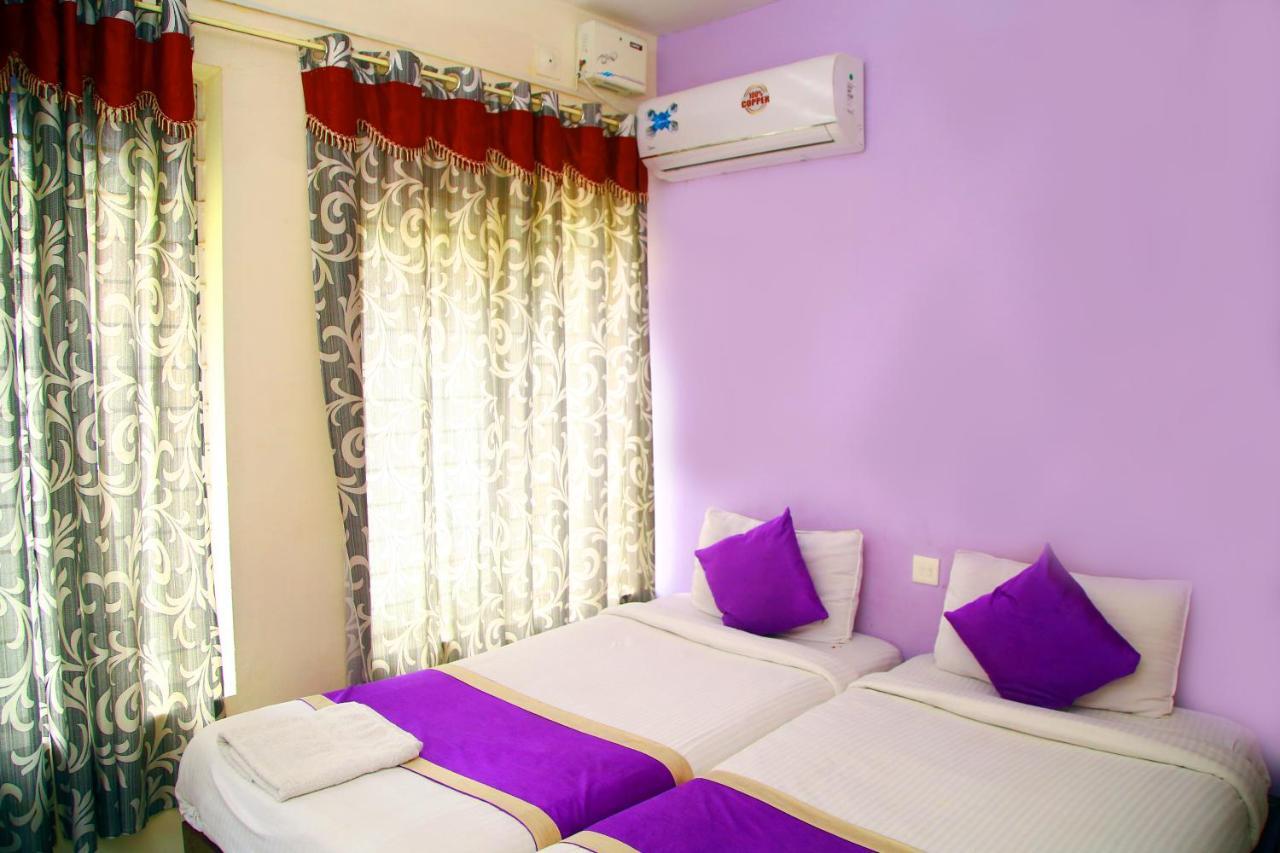 V Bee Plaza Hotel Thiruvananthapuram Exterior photo