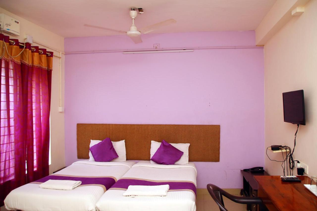 V Bee Plaza Hotel Thiruvananthapuram Exterior photo