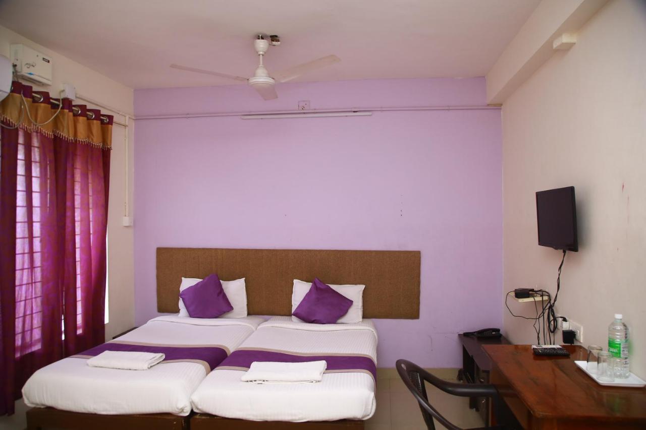 V Bee Plaza Hotel Thiruvananthapuram Exterior photo