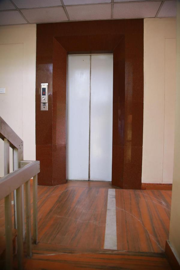 V Bee Plaza Hotel Thiruvananthapuram Exterior photo