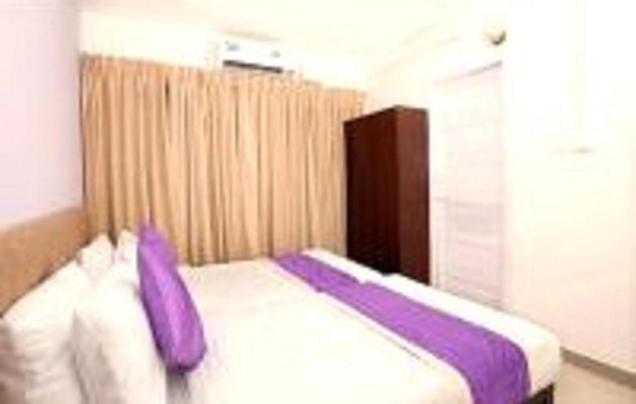 V Bee Plaza Hotel Thiruvananthapuram Exterior photo
