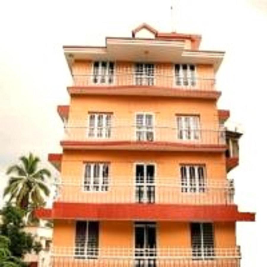 V Bee Plaza Hotel Thiruvananthapuram Exterior photo